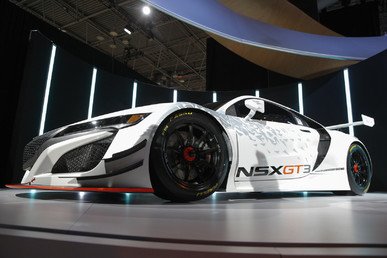 السيارة اكورا NSX GT3 موديل 2017 خلال معرض نيويورك الدولي للسيارات. 