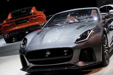 سيارة جاكوار F-TYPE SVR كوبيه خلال معرض نيويورك الدولي للسيارات في مانهاتن.