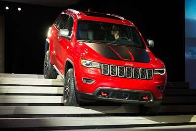 سيارة جيب غراند شيروكي، نسخة Trailhawk، خلال عرضها على وسائل الإعلام في معرض نيويورك الدولي للسيارات، وهذا النموذج بني خصيصاً لاستخدامه على الطرق الوعرة.