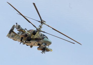 مروحية "التمساح" Ka -52 في أثناء العمليات القتالية في محيط مدينة القريتين التي تم تحريرها من براثن المسلحين.