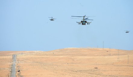 مروحية "التمساح" Ka -52 في أثناء العمليات القتالية في محيط مدينة القريتين التي تم تحريرها من براثن المسلحين.