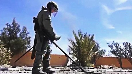 أحد المختصين في المركز الدولي لإزالة الألغام التابع للقوات المسلحة الروسية في سوريا (صورة من فيديو نشر على القناة الرسمية لوزارة الدفاع الروسية على موقع يوتيوب)