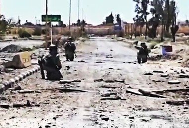 عمل مختصين من المركز الدولي  لإزالة الألغام التابع للقوات المسلحة الروسية في سوريا (صورة من فيديو نشر على القناة الرسمية لوزارة الدفاع الروسية على موقع "youtube")
