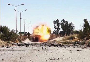 عمل مختصين من المركز الدولي لإزالة الألغام التابع للقوات المسلحة الروسية في سوريا (صورة من فيديو نشر على القناة الرسمية لوزارة الدفاع الروسية على موقع "youtube")