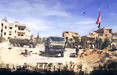 عمل مختصين من المركز الدولي  لإزالة الألغام التابع للقوات المسلحة الروسية في سوريا (صورة من فيديو نشر على القناة الرسمية لوزارة الدفاع الروسية على موقع "youtube")
