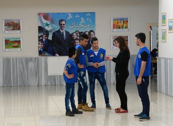 ممثلة منظمة "رفاق السلاح" الروسية تتحدث إلى التلاميذ في المدرسة