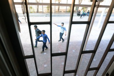 في المدرسة أطفال العسكرييين السوريين الذين قضوا في القتال