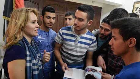 ممثلة منظمة "رفاق السلاح" في أثناء زيارتها للمدرسة
