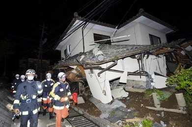 رجال الاطفاء في منزل منهار جراء الزلزال ببلدة Mashiki، مقاطعة كوماموتو بجنوب اليابان.