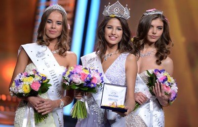 من اليمين إلى اليسار: الوصيفة الثانية لمكلة جمال روسيا 2016 يوليا خوروشافينا من مدينة كيروف، ملكة جمال روسيا 2016 يانا دوبروفولسكايا من مدينة تيومين والوصيفة الأولى لملكة جمال روسيا 2016 يوليانا كورولكوفا من مقاطعة أورينبورغ