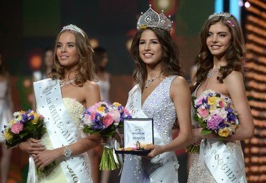 من اليمين إلى اليسار: الوصيفة الثانية لمكلة جمال روسيا 2016 يوليا خوروشافينا من مدينة كيروف، ملكة جمال روسيا 2016 يانا دوبروفولسكايا من مدينة تيومين والوصيفة الأولى لملكة جمال روسيا 2016 يوليانا كورولكوفا من مقاطعة أورينبورغ