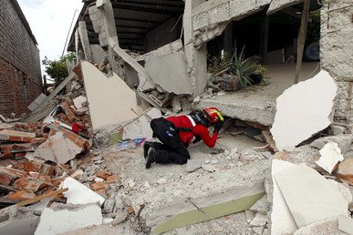 رجال الإطفاء بعد الزلزال قبالة ساحل الاكوادور المطل على المحيط الهادي، في حي طاركوي في مانتا 17 أبريل/نيسان 2016. 
