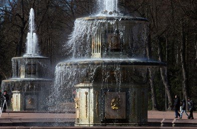 منظر الحديقة العليا في يوم تشغيلها في محمية حكومية لمجمع بيترهوف المعماري الفني
