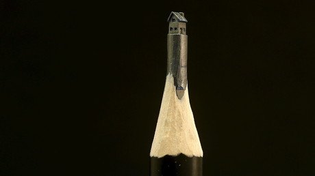 تمثال دقيق على شكل منزل منقوش من قبل ياسينكو جورجيفيتش على رأس القلب لقلم تلوين