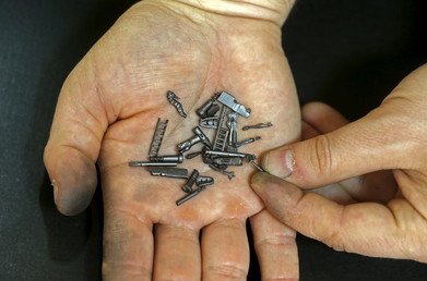 ياسينكو جورجيفيتش يعرض تمثالا دقيقا منقوشا من قلب قلم رصاص
