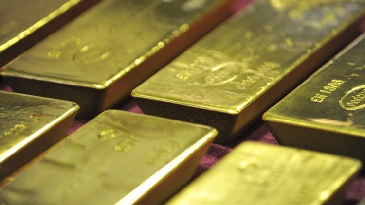 ضعف الدولار يدفع الذهب نحو 1300 دولار للأوقية