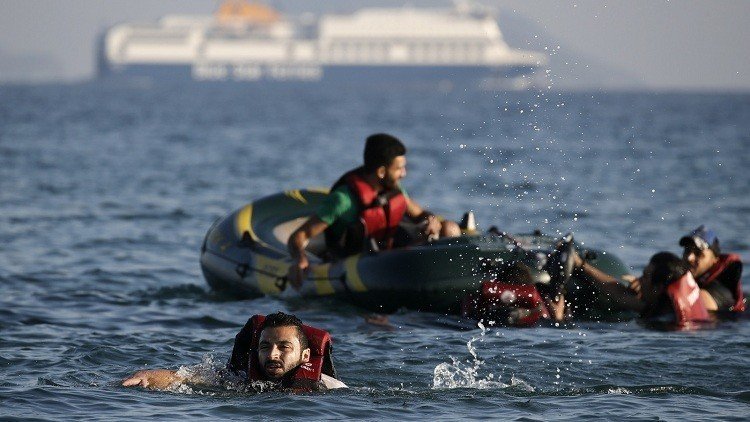  مهاجرون سئموا البقاء في اليونان فعادوا سباحة