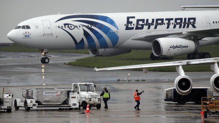 بالصور والفيديو.. العثور على حطام يفترض أنه يعود للطائرة المصرية