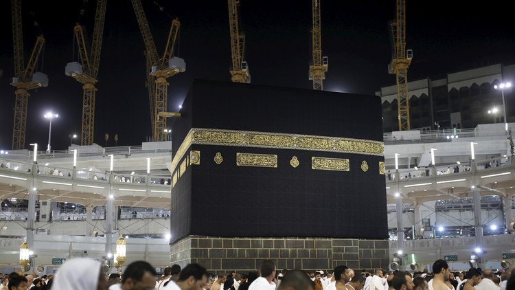 خطيب المسجد الحرام يحذر من تسييس الحج
