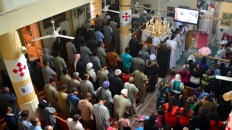 300 مسلح يعرون قبطية في صعيد مصر ويطوفون بها 