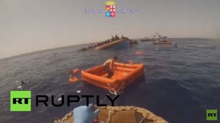 غرق نحو 30 مهاجرا قبالة سواحل ليبيا (فيديو)