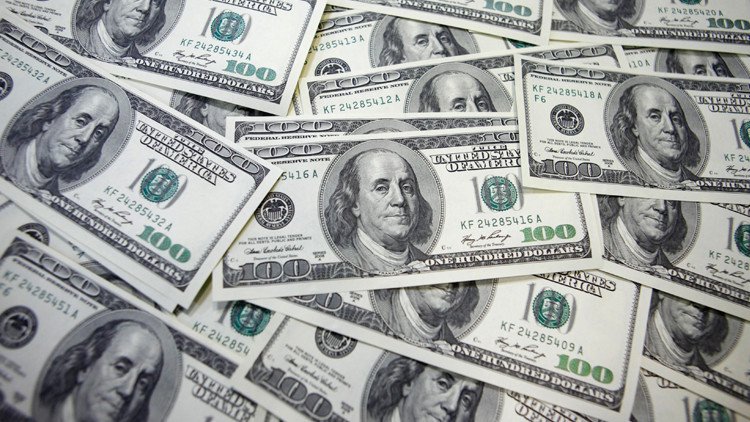 أسعار النفط تنخفض بعد ارتفاع الدولار 