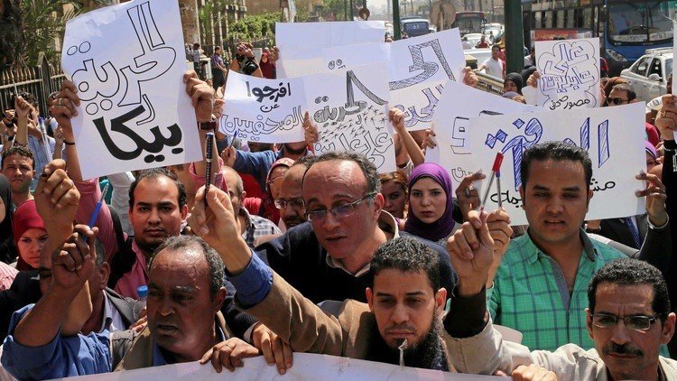 احتجاز نقيب الصحفيين المصريين في القاهرة