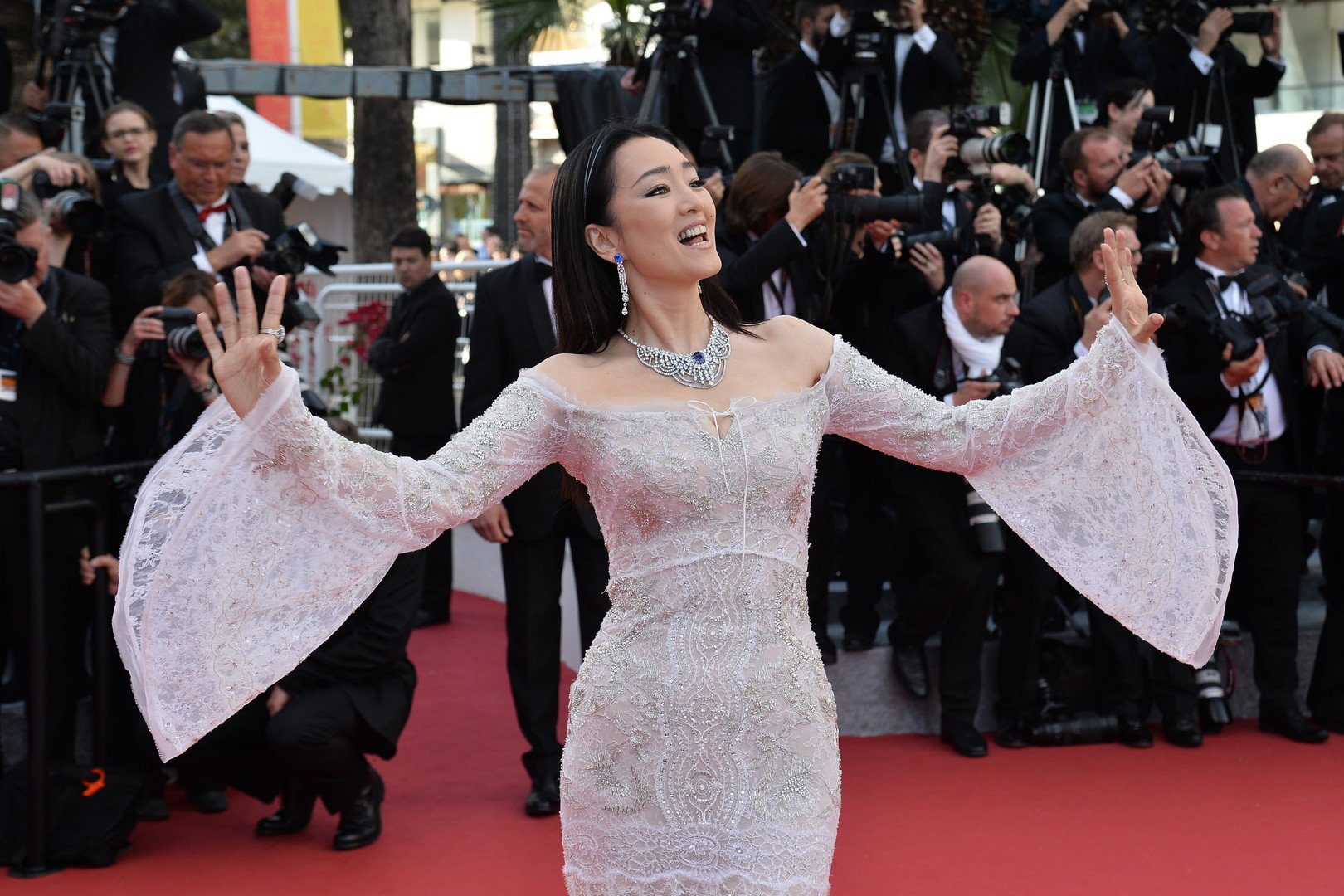 الممثلة الصينية غونغ لي عند وصولها إلى مراسم افتتاح مهرجان كان السينمائي الدولي لعام 2016