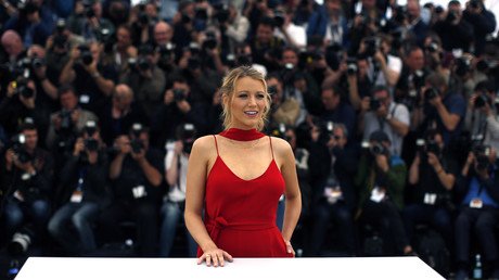 بلاكي لايفلي تقف أمام مصورين قبل افتتاح مهرجان كان السينمائي الدولي