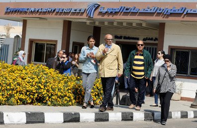 وأوضحت هيئة الطيران المدني اليونانية أن الاتصال بالطائرة انقطع بعد مرور دقيقتين على دخولها إلى المجال الجوي المصري.  في الصورة: ذوو بعض الضحايا في مطار القاهرة
