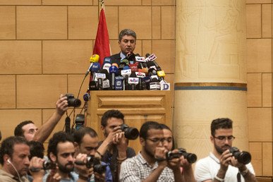 وكانت الطائرة تقل على متنها 66 شخصا، بينهم الطاقم المتكون من 7 أفراد و3 عناصر أمن. في الصورة: مؤتمر صحفي لوزير الطيران المدني المصري شريف فتحي