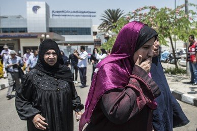 ضحايا الكارثة هم 30 مصريا و15 فرنسيا وبريطاني وكندي وبلجيكي وبرتغالي وجزائري وسوداني وتشادي وعراقيان وسعودي وكويتي. في الصورة: ذوو بعض الضحايا