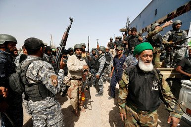 عناصر من قوات الحشد الشعبي قرب الفلوجة