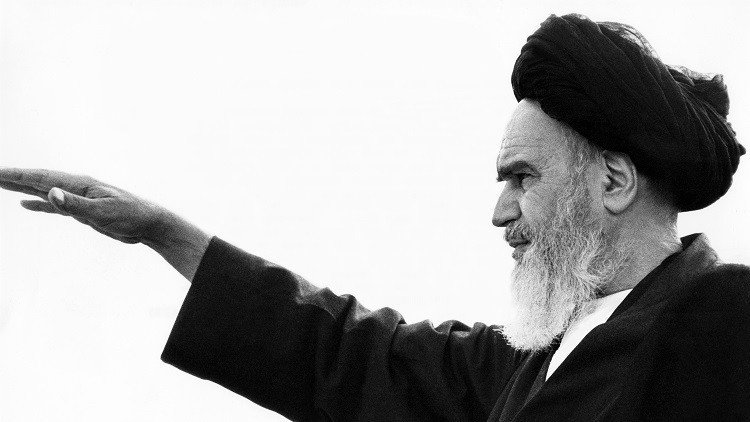 الخميني بين القصائد الرقيقة والقرارات الصارمة