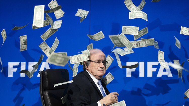 بلاتر يتقاسم 80 مليون دولار مع مساعدين له