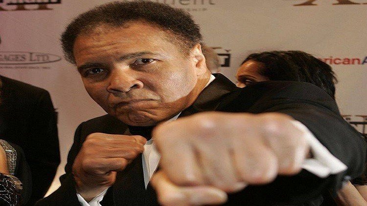مدينة "محمد علي" تنكس أعلامها.. وترامب ينعيه