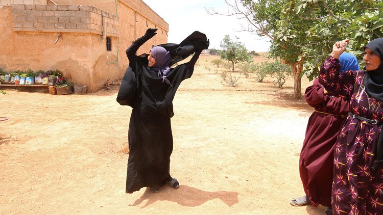 سوريات يخلعن النقاب بعد تحرير قريتهن من "داعش"