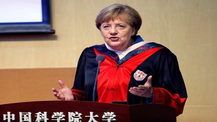 ميركل تطلب من بكين فتح السوق أمام الشركات الأجنبية