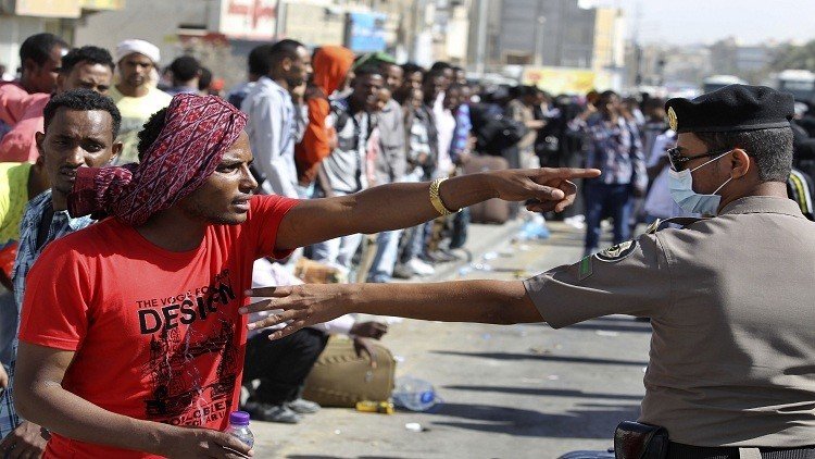 السعودية تعترض 122 مهاجرا 