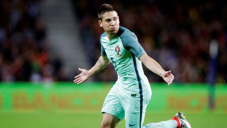 دورتموند يضم المدافع البرتغالي رفائيل جيريرو