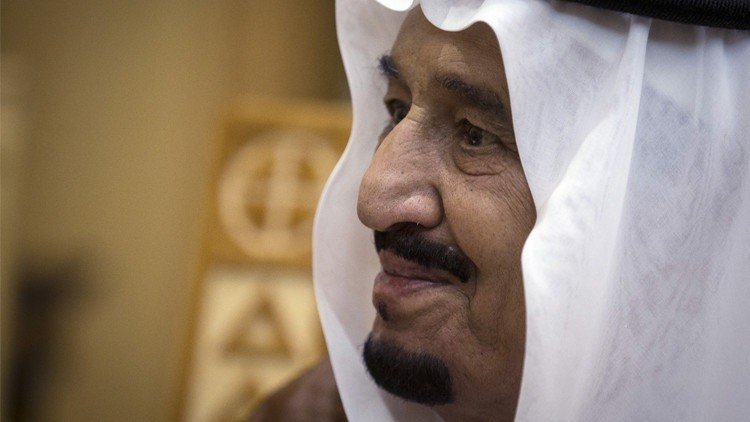 الملك سلمان يكافئ الموظفين المثاليين