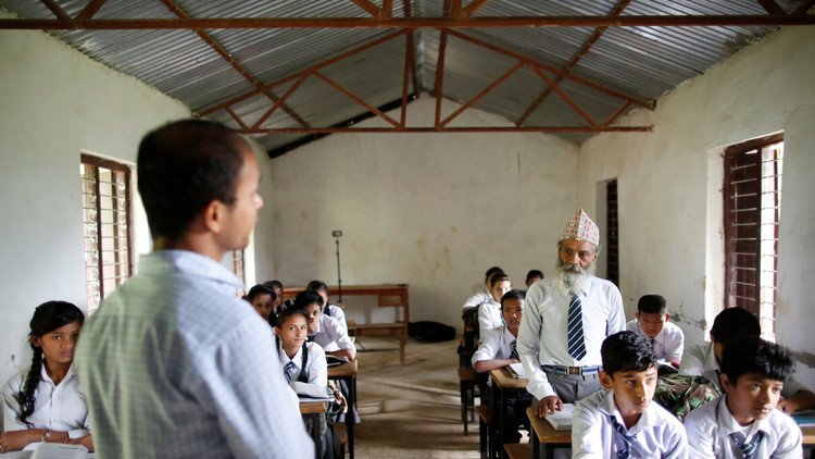 أكبر تلميذ في نيبال عمره 68 عاما