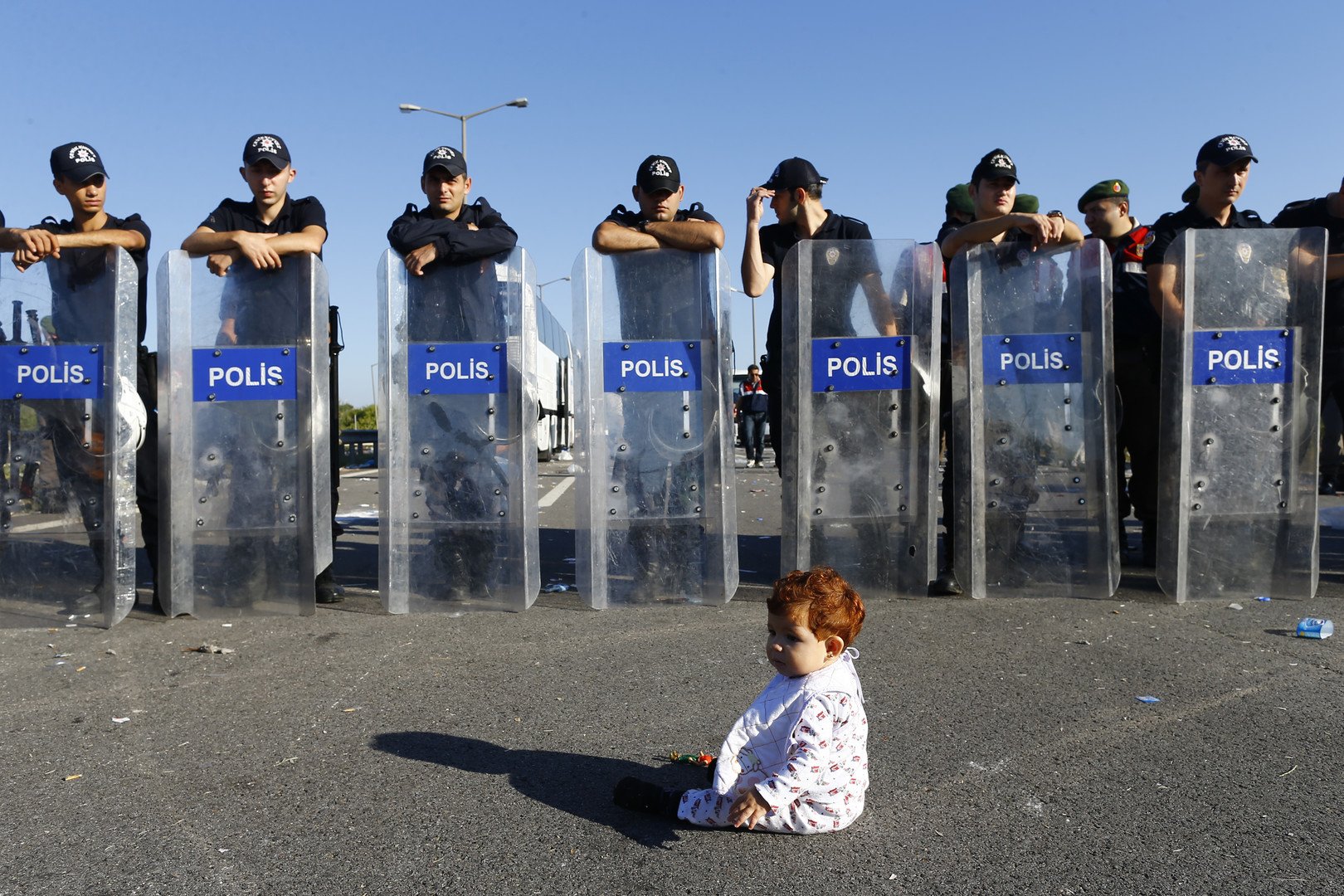 طفل لاجئ أمام وحدة من قوات مكافحة الشغب التركية، يوم 19 سبتمبر/أيلول عام 2015