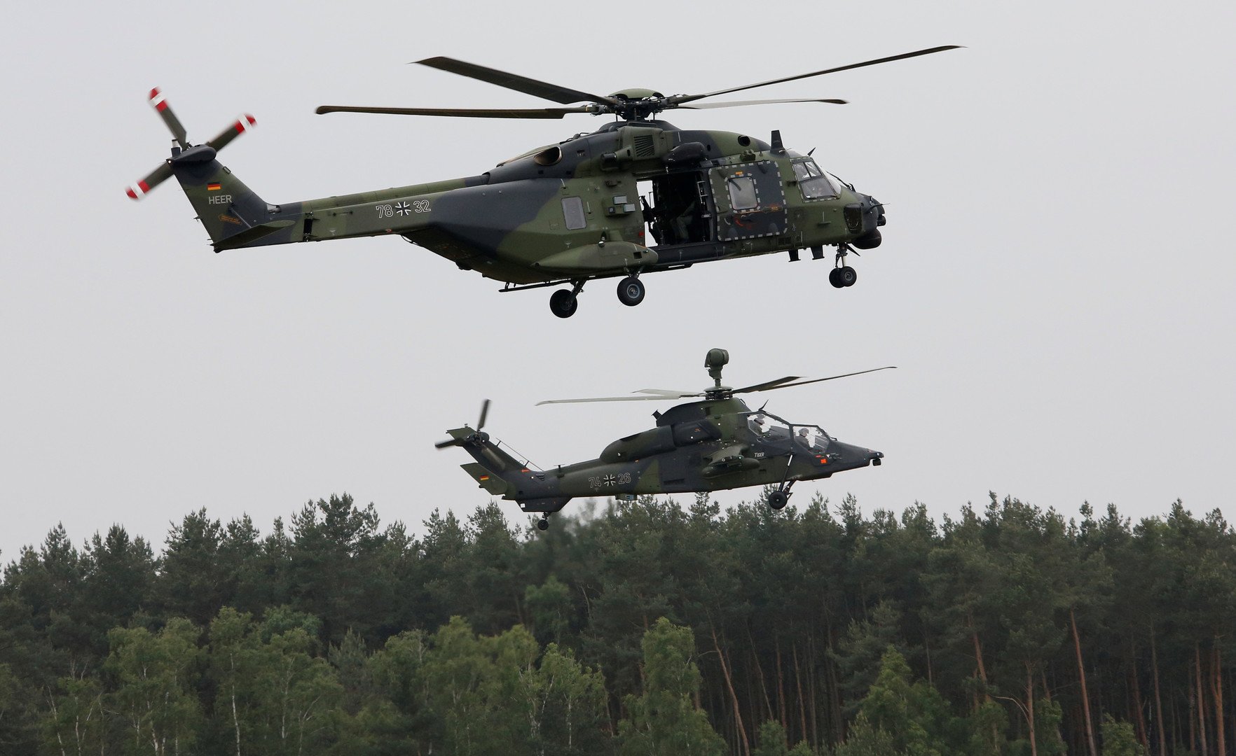 المروحية العسكرية الألمانية NH 90 (أعلاه) وطائرة الهليكوبتر "النمر" الهجومية في أثناء التحضير لمعرض برلين للطيران. التقطت الصور في 25 مايو/أيار في القاعدة الجوية هولزدورف، جنوب برلين.