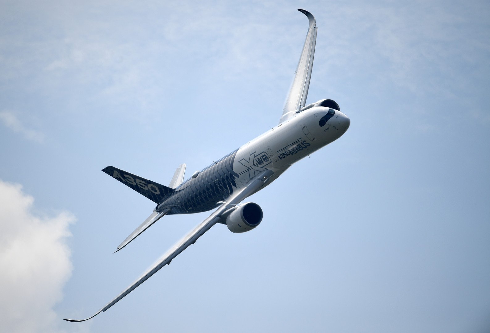 طائرة إيرباص A350 تحلق في سماء ألمانيا مشاركةً في معرض برلين للطيران بشونفيلد، الصورة بتاريخ 31 مايو/أيار 2016.