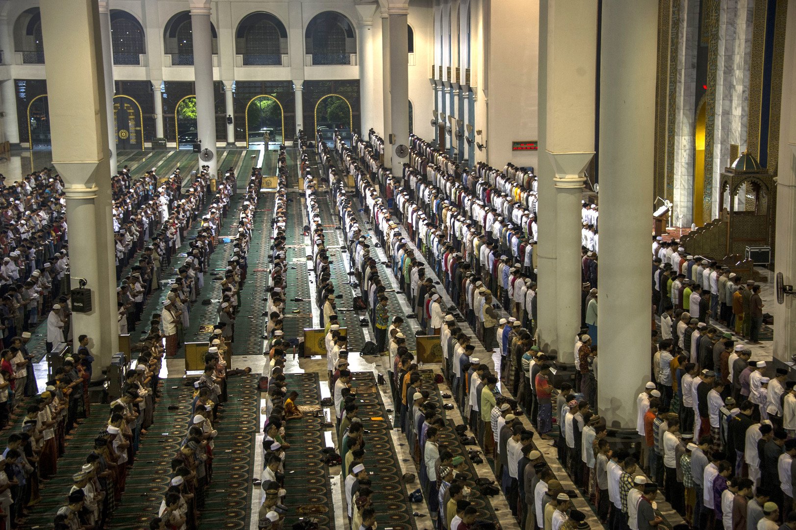 مسلمو أندونيسيا يصلون تراويح أول ليلة في شهر رمضان 