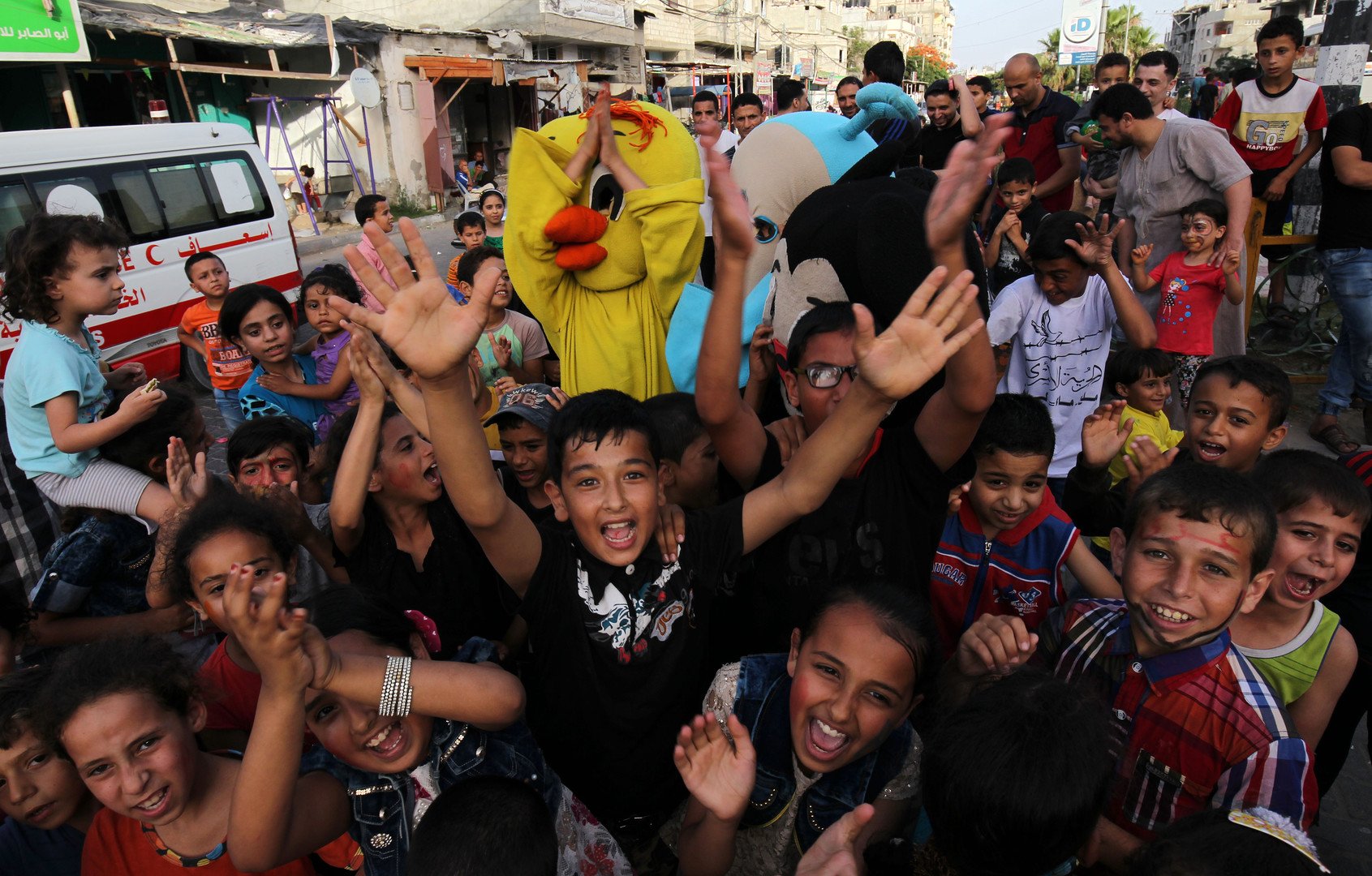 أطفال فلسطين يحتفلون في الشوارع ببدء شهر رمضان الكريم