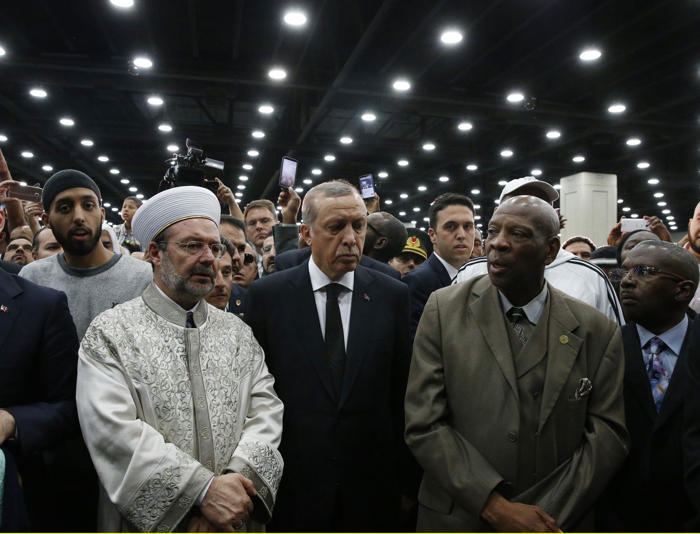 الرئيس التركي رجب طيب أردوغان يحضر مراسم الجنازة إلى جانب الشيخ المصلي