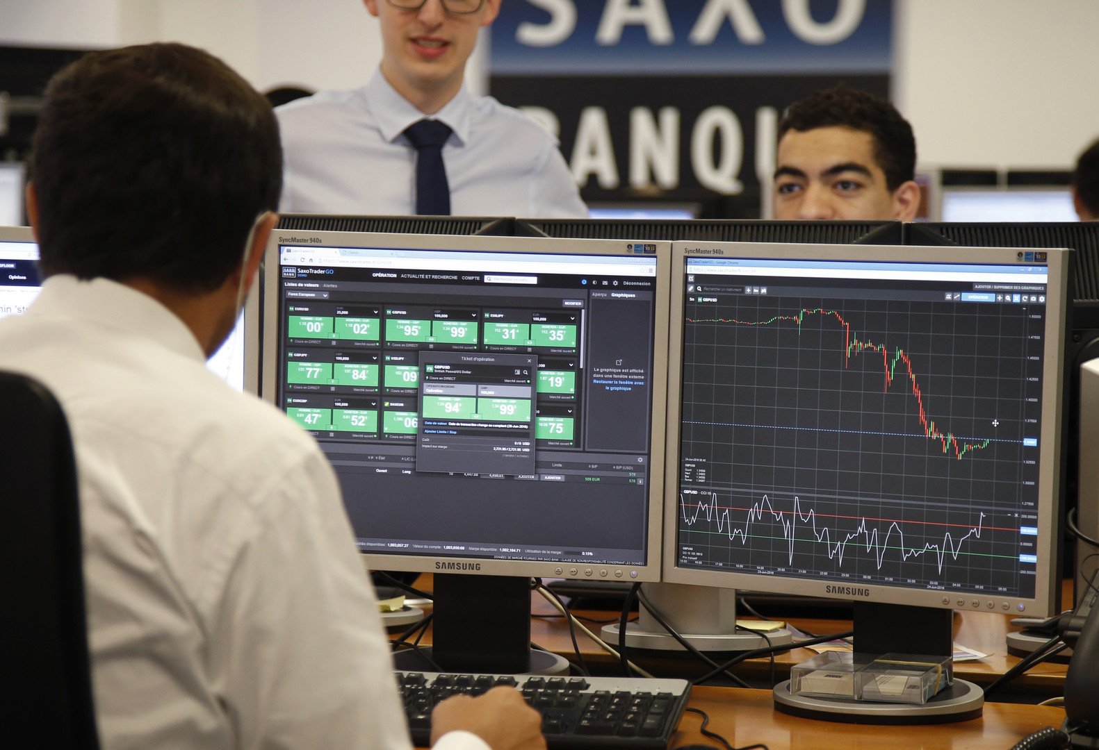 مضارب في شركة مالية يراقب تراجع سعر صرف الجنيه الإسترليني مقابل الدولار إثر مجريات آلية الاستفتاء- باريس فرنسا  24 يونيو/حزيران  