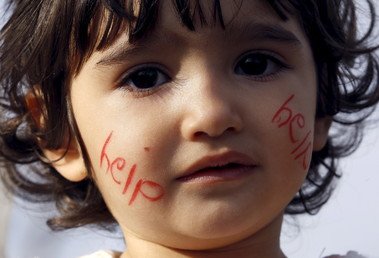 طفلة إيرانية في أثناء احتجاج للاجئين عالقين على الحدود اليونانية-المقدونية يوم 24 نوفمبر/تشرين الثاني عام 2015